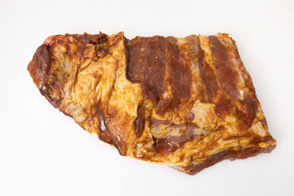 Costillar de cerdo marinado con salsa suave barbacoa