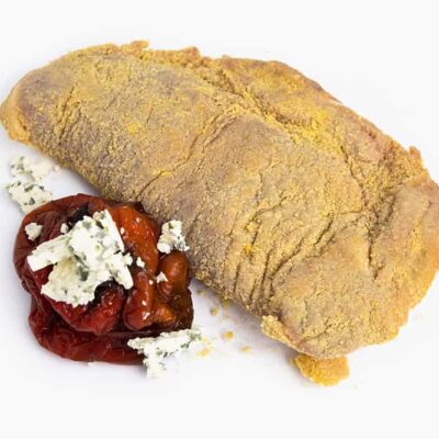 Cachopo de ternera relleno de pimientos rojos con queso azul