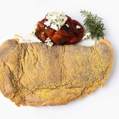 Cachopo de ternera relleno de pimientos rojos con queso azul