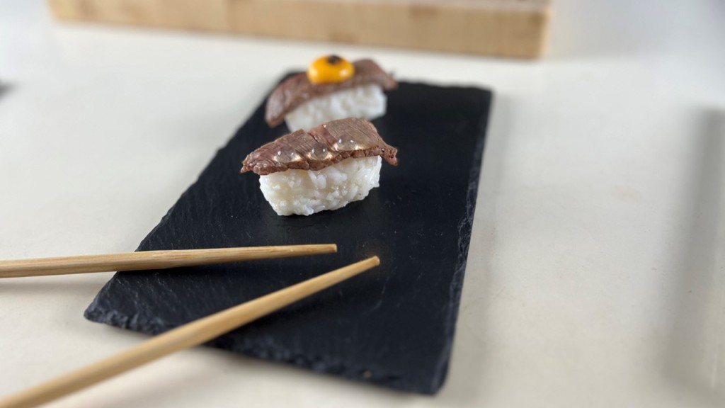 sushi nigiri con ternera
