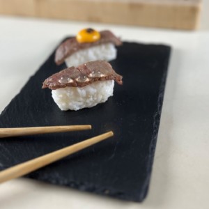 sushi nigiri con ternera