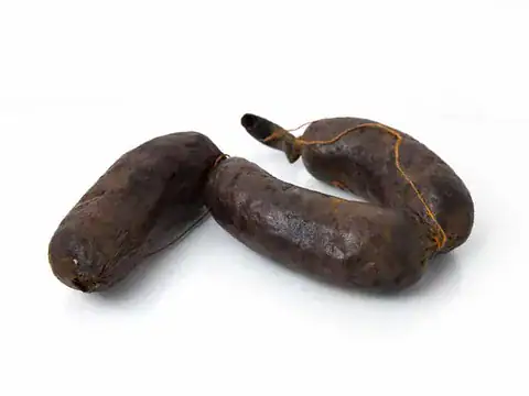 Morcilla de cebolla sobre fondo blanco