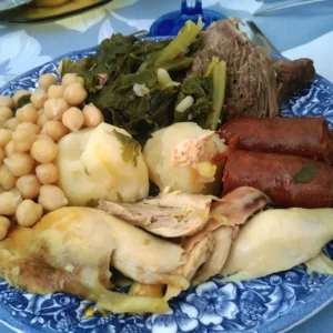 Carne para cocido servida: plato de cocido madrileño con garbanzos, patata, verdura, ternera, pollo y chorizo