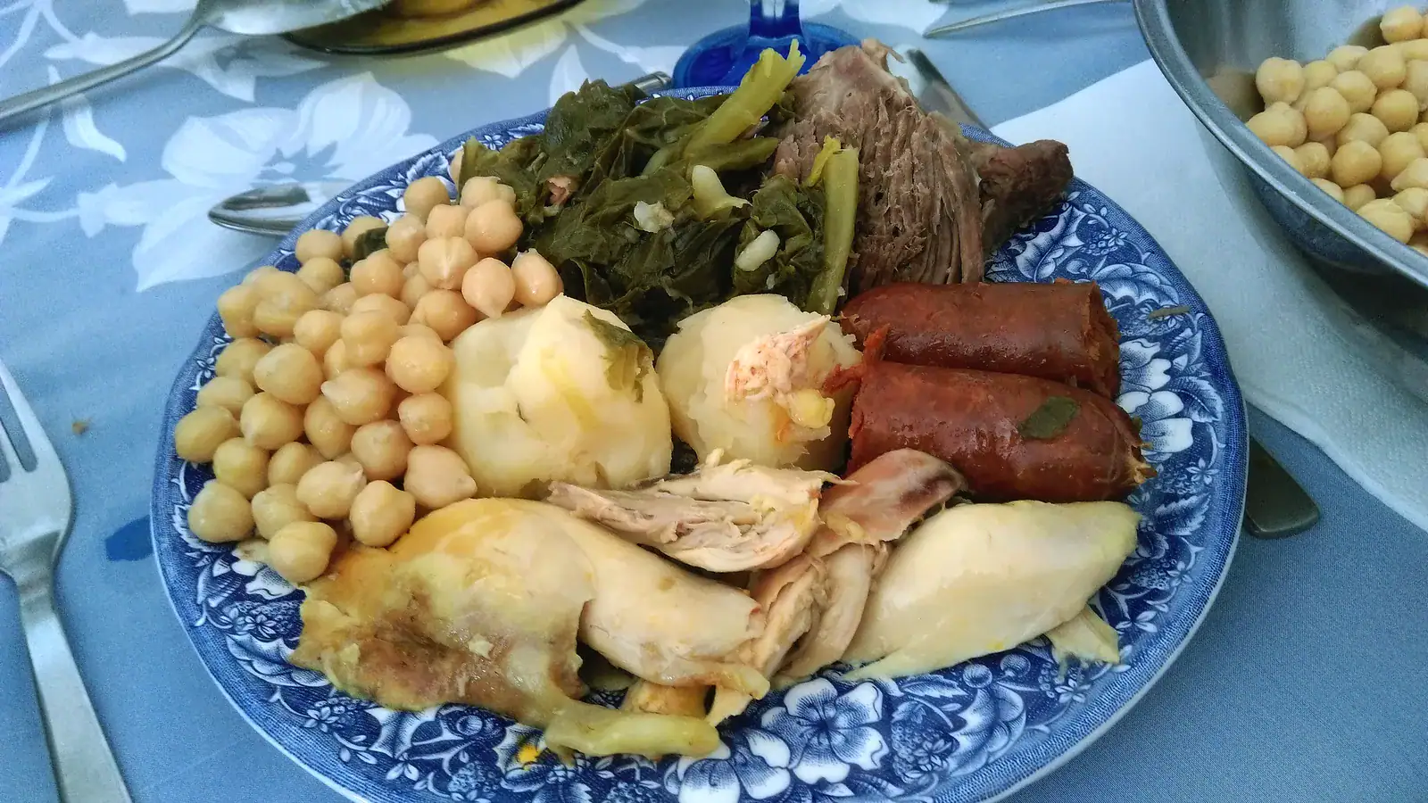 Carne para cocido servida: plato de cocido madrileño con garbanzos, patata, verdura, ternera, pollo y chorizo