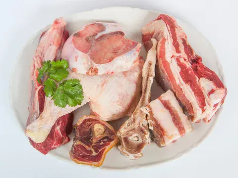 Preparado completo para cocido de Carnicería de Madrid: morcillo, falda, huesos, panceta y pollo en un plato